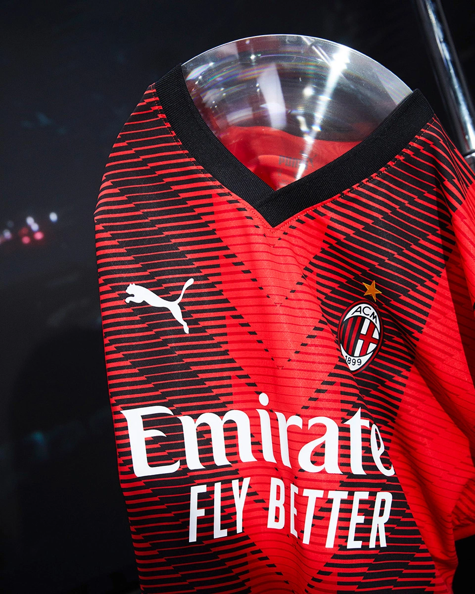 冠军捧杯时刻！这张合影里，有国乒三连冠的荣光，更有竞技体育的热血与温情！