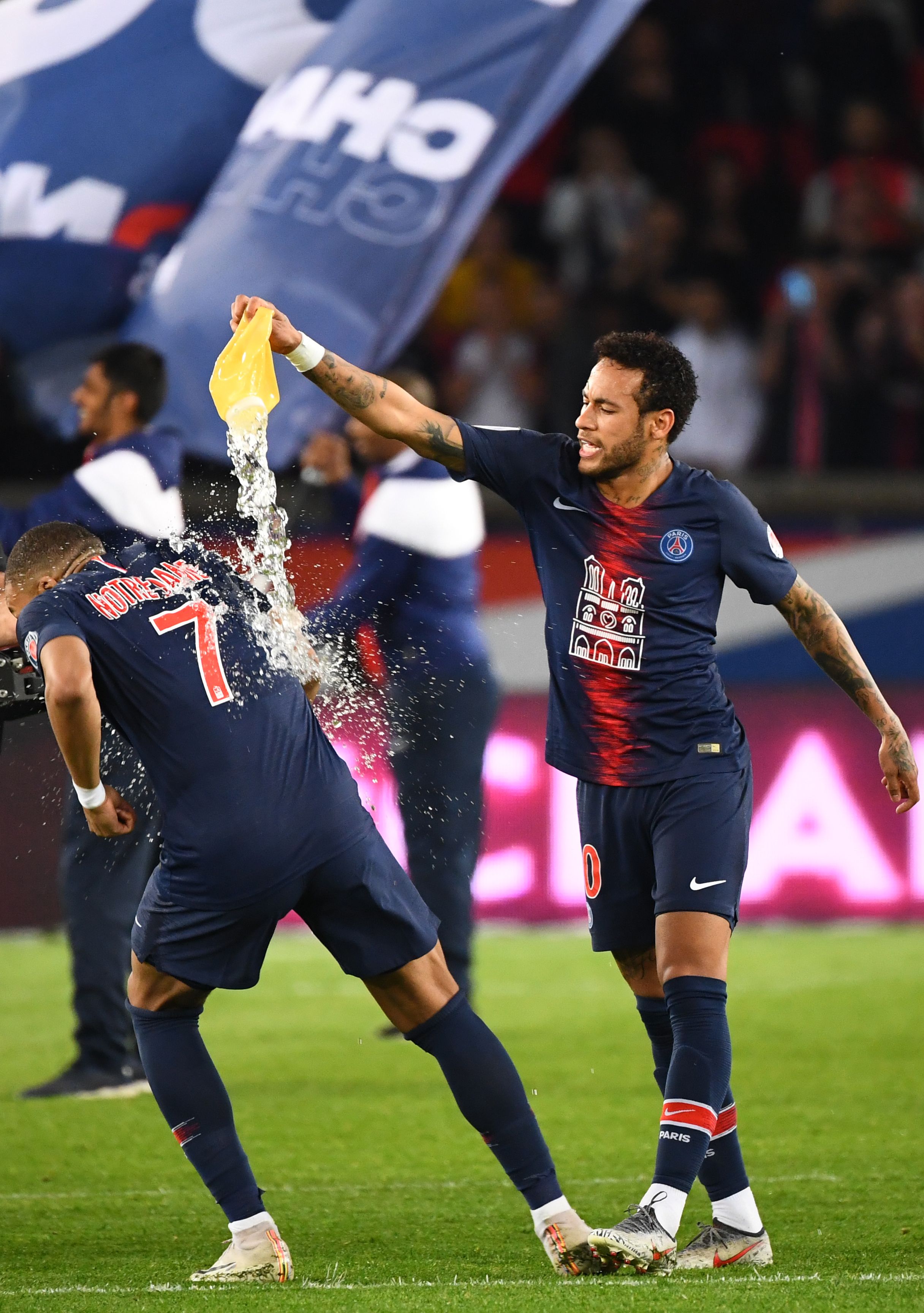 记者：齐尔克泽有可能会离队，曼联有信心从他身上收回转会费