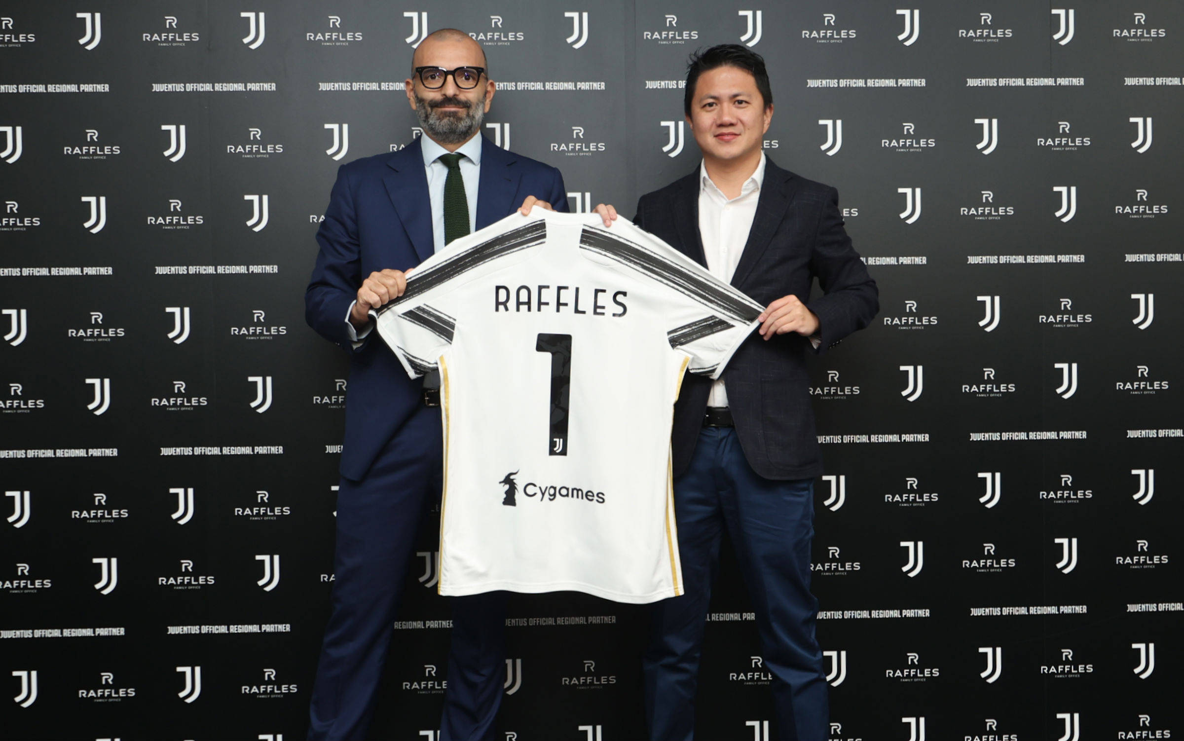 记者：当初是佩普要国足跟越南打对攻，还开小会不让陈洋参加