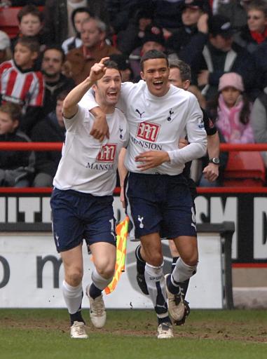 独行侠新太子？赛后众多球迷等待弗拉格签名合影