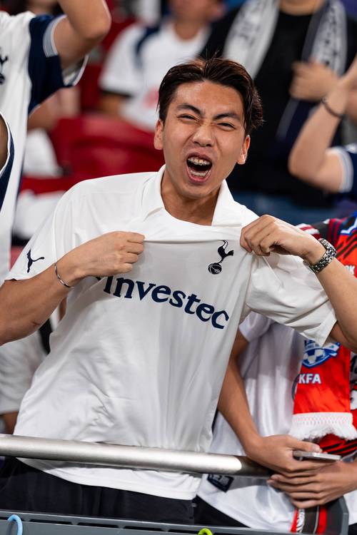 记者：哲凯赖什手指骨折，但他带伤坚持参加比赛和训练